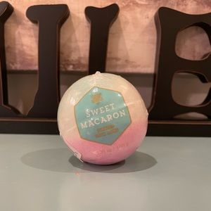 Adorable large bath bomb brand new smells amazing